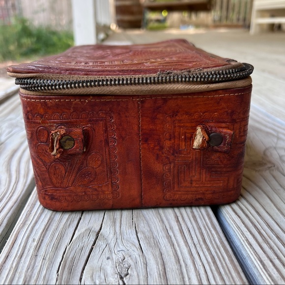 Vintage 1930s Mexico tooled leather box with acwalite celluloid brush shoehorn - Picture 5 of 16